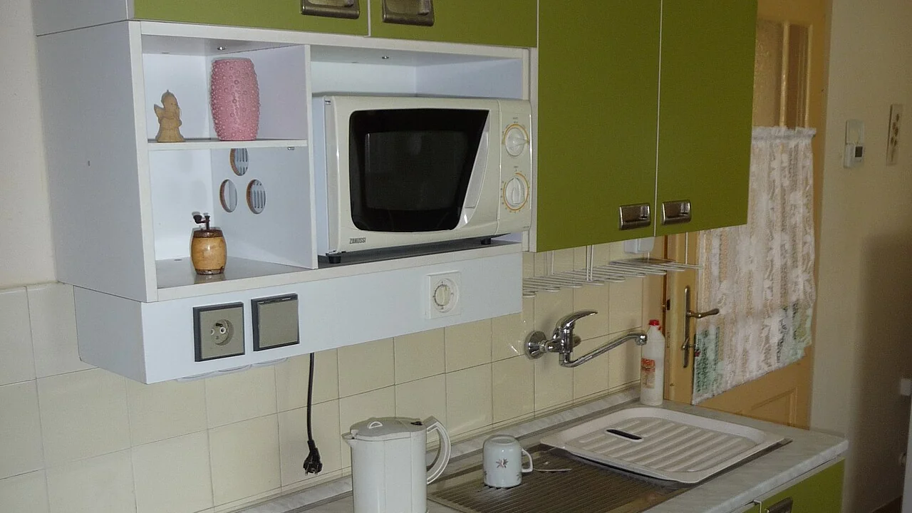 Green kitchen cabinets