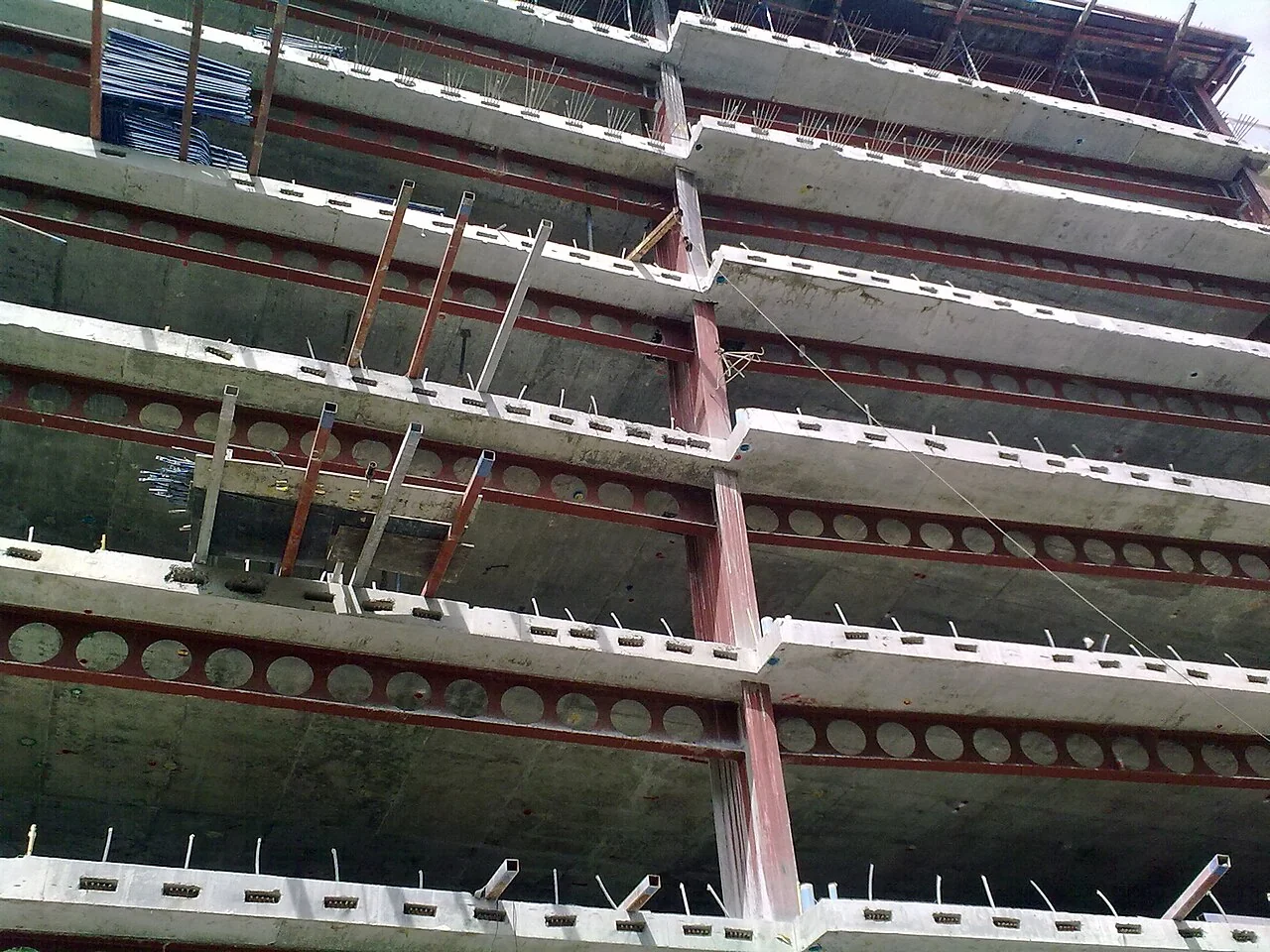 Post-tensioned concrete slab on cellular beams