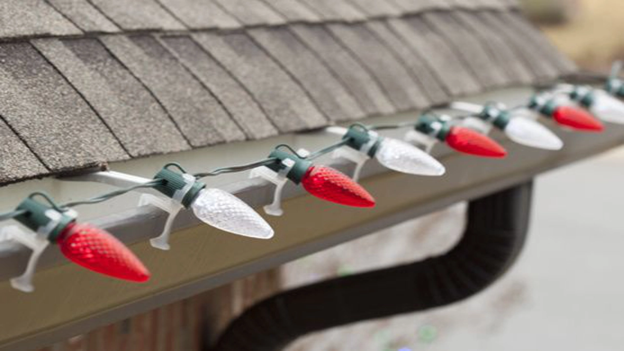 Hang Xmas Lights on Gutters Like a Pro