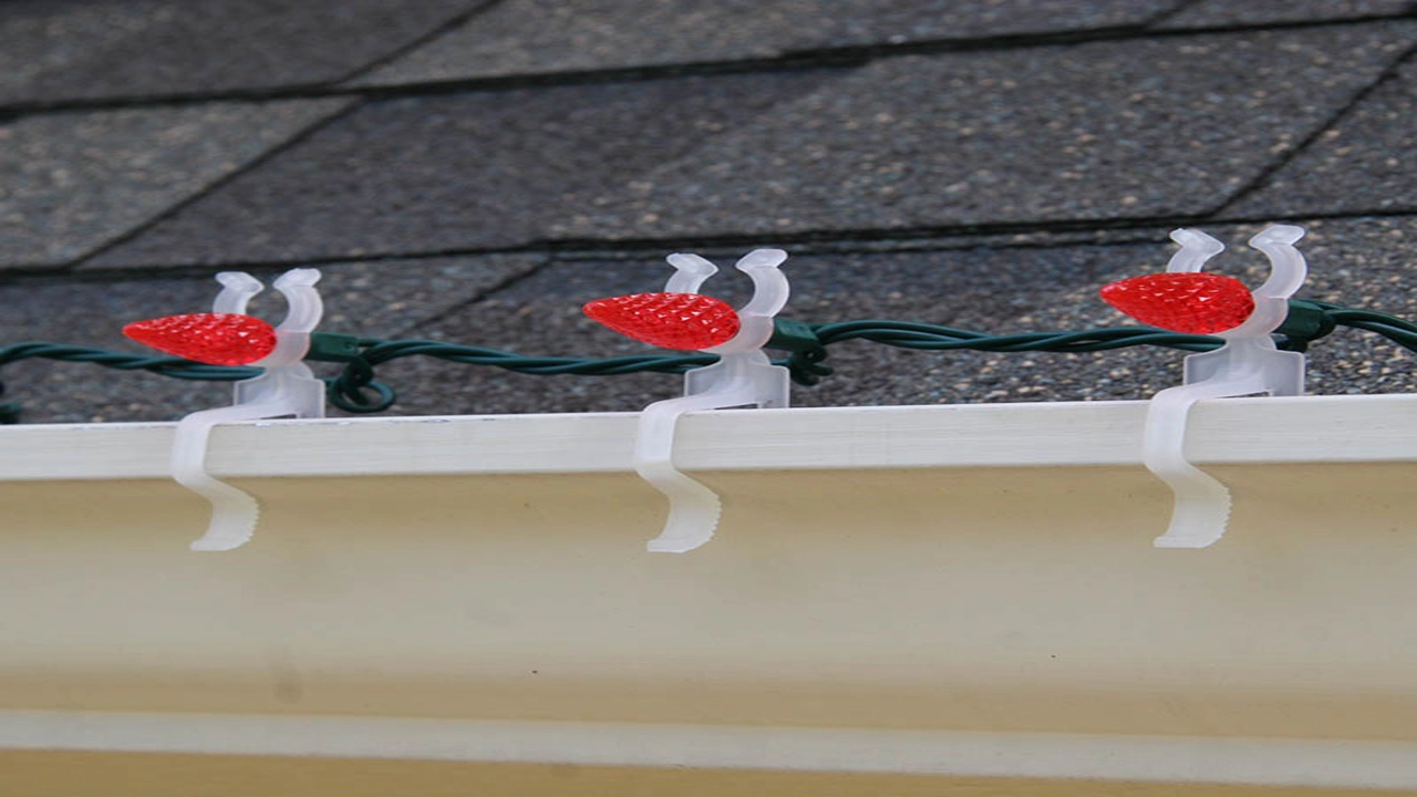 how to hang xmas lights on gutters