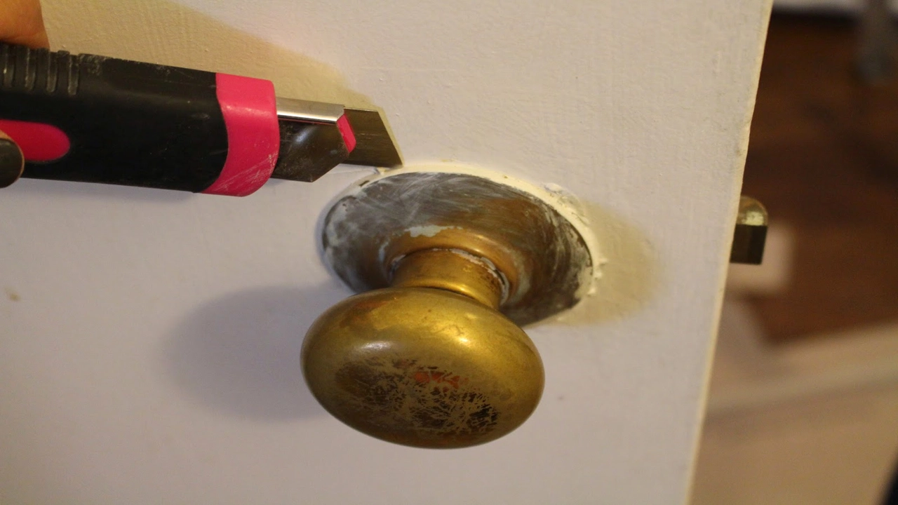 how to remove old door knobs